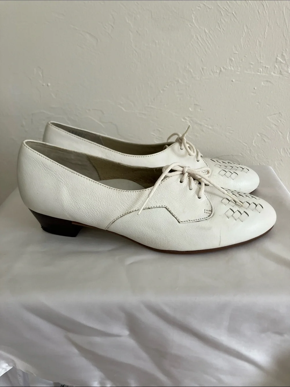 VTG Penaljo White Leather Woven Lace-Up Flats